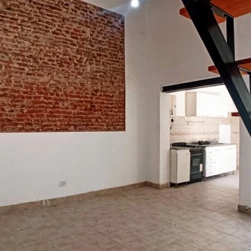 Departamento pasillo 2 dormitorios con patio