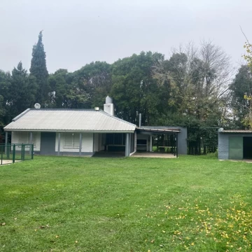 Casa con amplio parque y piscina en Monteflores - Alvear