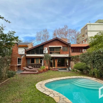 Casa 7/8 ambientes en La Lucila con parque, piscina y parrilla