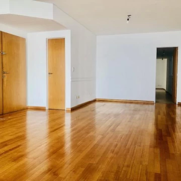 4 ambientes, con balcón y cochera doble 