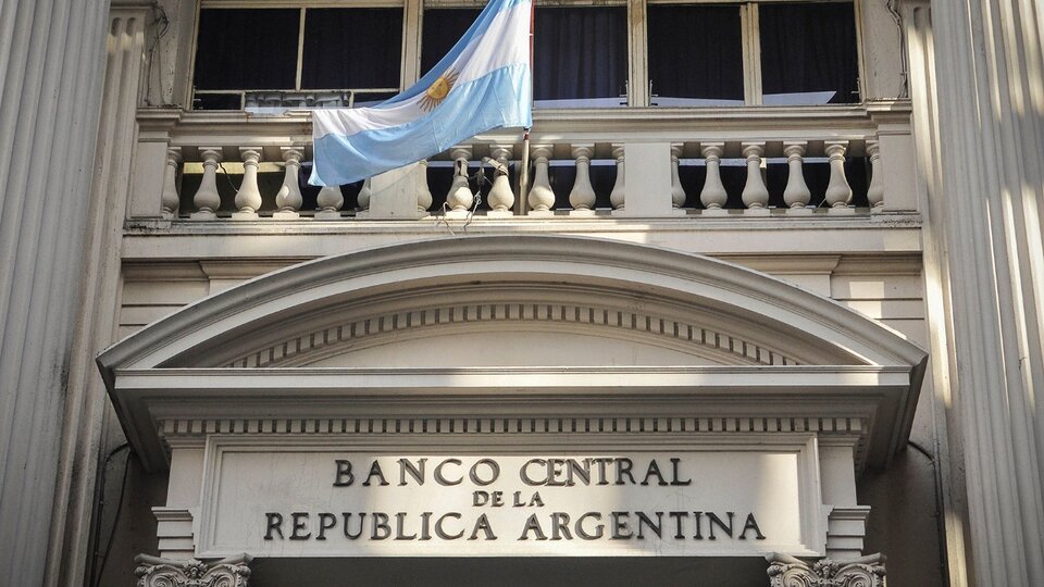 El BCRA suspendió la venta de dólares para compra de inmuebles con créditos hipotecarios