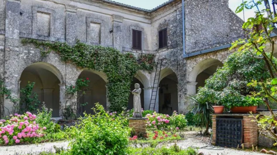 Italia: así es un antiguo convento de clausura que se transformó en hotel y ahora está en venta