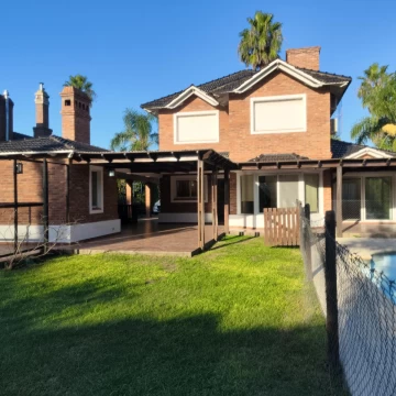 Hermosa Casa en Funes Hills San Marino, con jardin y pileta