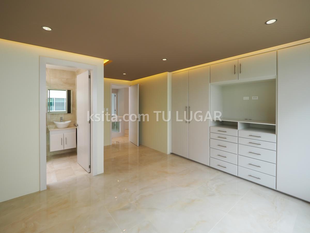Clóset y baño