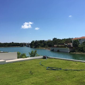 Casa de lujo en Cancún frente a lago