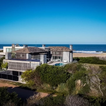Importante casa de 7 dormitorios , frente al mar en Miradores del Faro . José Ignacio