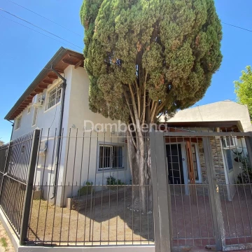 Casa Chalet  en Venta o permuta ubicado en Ituzaingó, G.B.A. Zona Oeste