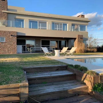 Casa en VENTA en Cantón Norte a la Laguna 6 amb, jardín, piscina