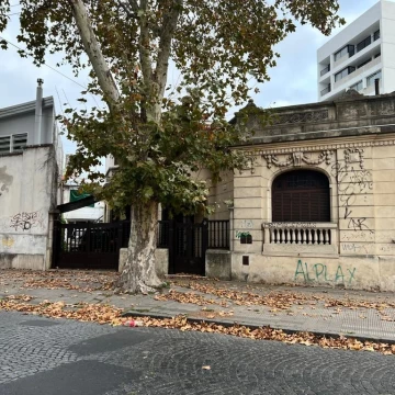 Venta  de importante propiedad  ubicada en Diag. 77  9 y 42