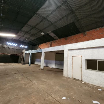 Alquiler Galpón Rosario 200mts2     Entrepiso.  Oficina. Ingreso de vehículos