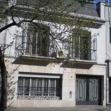 Venta Casa de estilo Pueyrredón y Córdoba!  Con Cochera.  Alquilada.