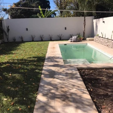VENTA / PERMUTA - Casa - 2 dormitorios, jardín y piscina - Soldini, Santa Fe