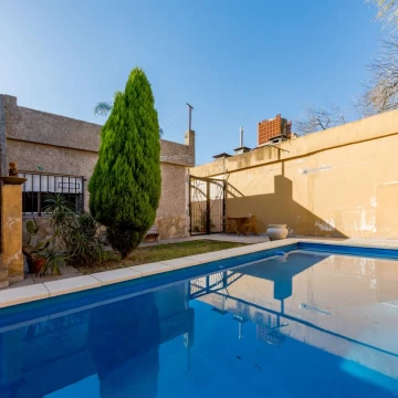 VENTA - Casa 3 Dormitorios  con pileta y galería con parrillero - Alberdi, Rosario