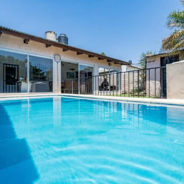VENTA/PERMUTA - Casa de 2 Dormitorios con Jardín y Pileta - Fisherton, Rosario.