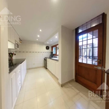 Casa en venta - La Plata - 3 dormitorios - Cochera - Terraza