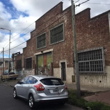 Estableciemiento industrial de 1700 m2 cub. con salida a dos calles