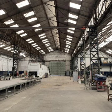Establecimiento industrial desarrollado s/ sup. de  2500 m2,  con salida a tres calles.