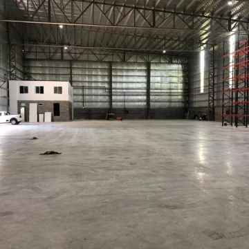 Excelente planta industrial/Logistica desarrollada en lote de esquina de 4000 m2 posee Trifásica T2