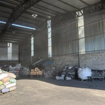 Depósito desarrollado sobre un lote en esquina de 1.370 m2, 9 De Abril