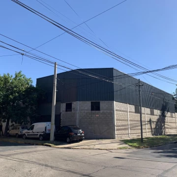 El establecimiento esta conformado por un lote en esquina de 1780 m2 con salida a 2 calles, Munro