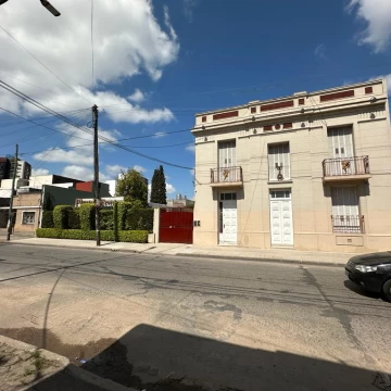 EXCELENTE CASA EN QUILMES CENTRO, GRAN LOTE PARA POSIBLE EDIFICACION.