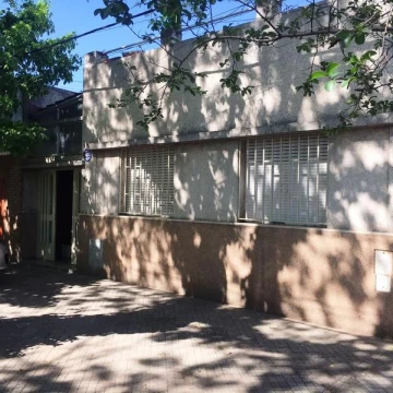 Casa en VENTA  - Dos Dormitorios con cochera-  Rosario