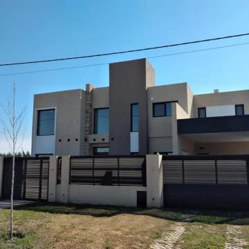 Casa importante en barrio abierto de 3 dormitorios -  Eco pueblo Alvear