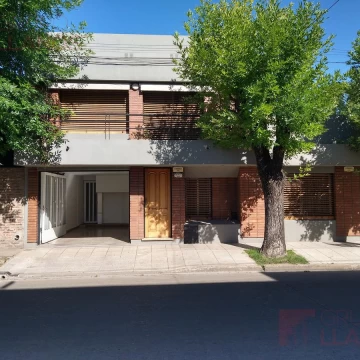 Casa en venta, seis ambientes en Lujan Centro.
