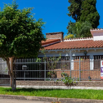 Venta casa 3 dormitorios con cochera - Tiro Suizo, Rosario