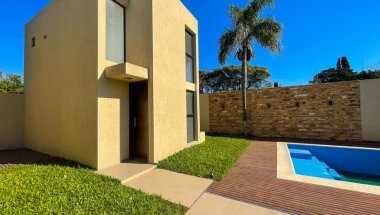 VENTA Moderna Casa 2 Dormitorios con Piscina, Parrillero Propio y Cochera en Fisherton!