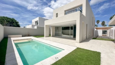 Casa en venta en Barrio privado en Fisherton 3 dormitorios c/ patio y pileta