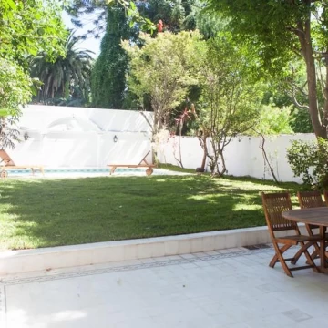 IMPORTANTE CASA - JARDIN Y PILETA- 5 DORMITORIOS