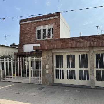 Casa 3 dormitorios y cochera - Las Delicias
