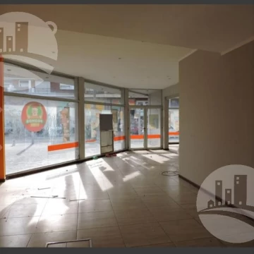 3 Locales en esquina y Dto. a estreñar  / 550 Mts2
