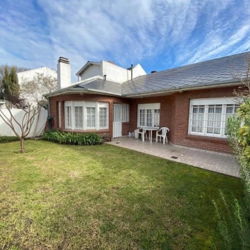 Chalet en Guemes con parque y cochera