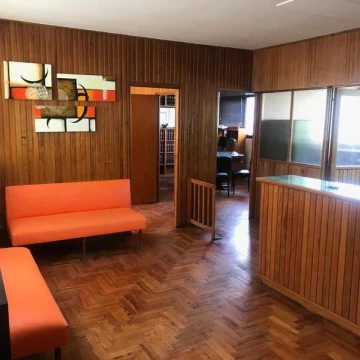 Oficina en Zona Centro con recepcion y tres despachos
