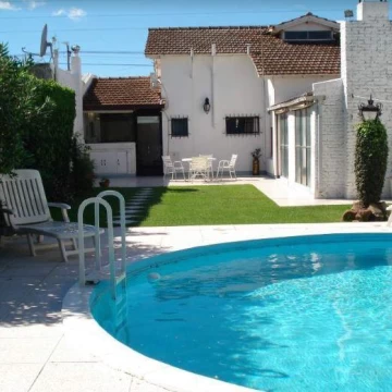 Chalet en Azul con pileta