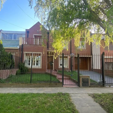 Chalet en Colinas De Peralta Ramos con quincho y parque