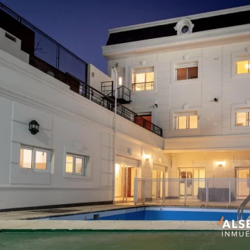 Excepcional casa de Estilo Frances  Barrio Lourdes