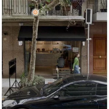 Local comercial en excelente ubicación entre Guido y Quintana.