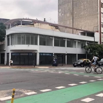 Excelente Local comercial en esquina sobre lote propio de 120 m2. esquinero