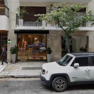 Amplio local comercial con entrada independiente desde calle en exclusiva zona de la city.