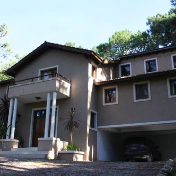 Hermosa casa en Cariló-Terreno de 1500m2