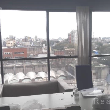 Amplia oficina con vista abierta en el centro de Liniers