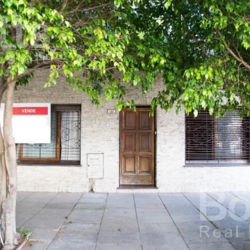 Chalet en Venta de 3 plantas c/ bcón y patio- Lanús Oeste