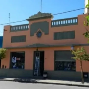 Local Comercial + Casa sobre Rivadavia